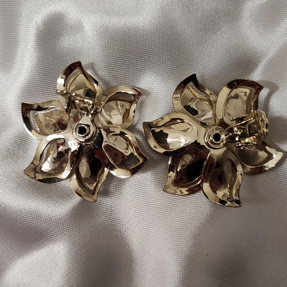 Vintage Sensational Mid Century Golden Flower Clip On Earrings in Mint Condition - Picture 3 of 5